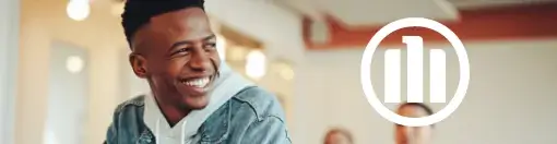 Un étudiant souriant