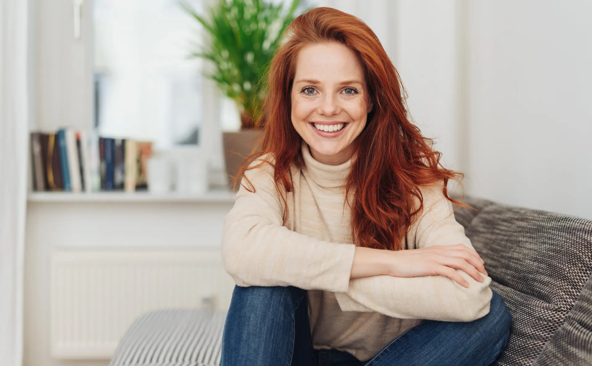 Une femme assise souriant