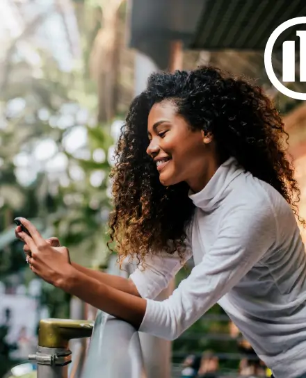 Une femme regardant son smartphone